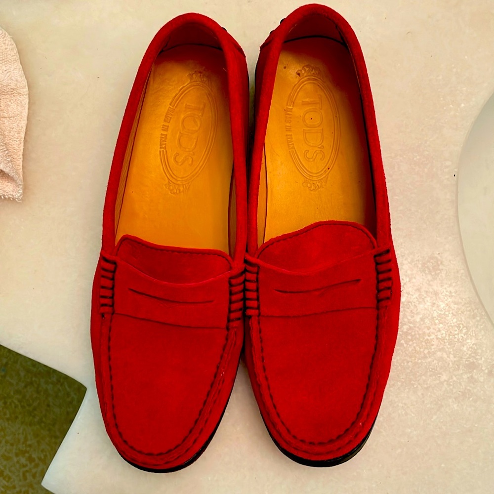 Tod’s classic penny loafer in red suede. Size 5.5